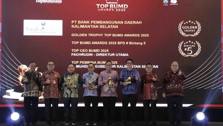 Bank kalsel terima Golden Trophy TOP BUMD 2025