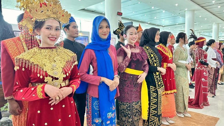 Bandara Syamsudin Noor Gelar Parade Baju Adat, Semarakkan Hari Kartini