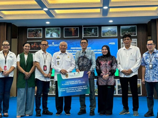 Bank Kalsel Serahkan CSR Pembangunan Spot Pasar Terapung di TMII