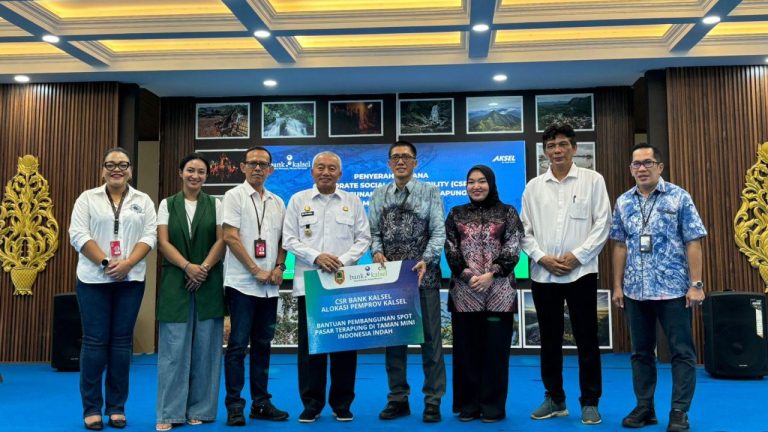Bank Kalsel Serahkan CSR Pembangunan Spot Pasar Terapung di TMII