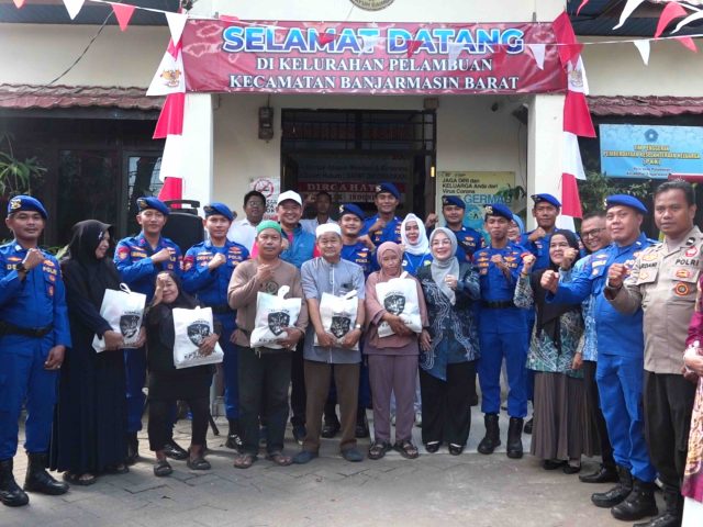 PEDULI LINGKUNGAN DAN KAMTIBMAS, POLISI RW KP KRESNA 7004 EDUKASI WARGA DAN BAGIKAN SEMBAKO DI PELAMBUAN