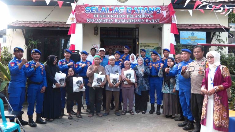PEDULI LINGKUNGAN DAN KAMTIBMAS, POLISI RW KP KRESNA 7004 EDUKASI WARGA DAN BAGIKAN SEMBAKO DI PELAMBUAN