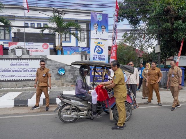 DKISP Banjar Bagikan Bendera Merah Putih Sambut HUT RI ke-80 dan Hari Jadi Kabupaten ke-75