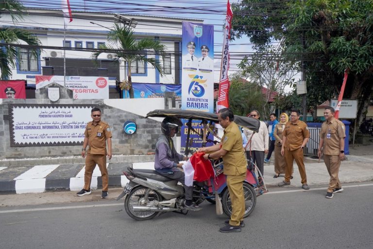 DKISP Banjar Bagikan Bendera Merah Putih Sambut HUT RI ke-80 dan Hari Jadi Kabupaten ke-75