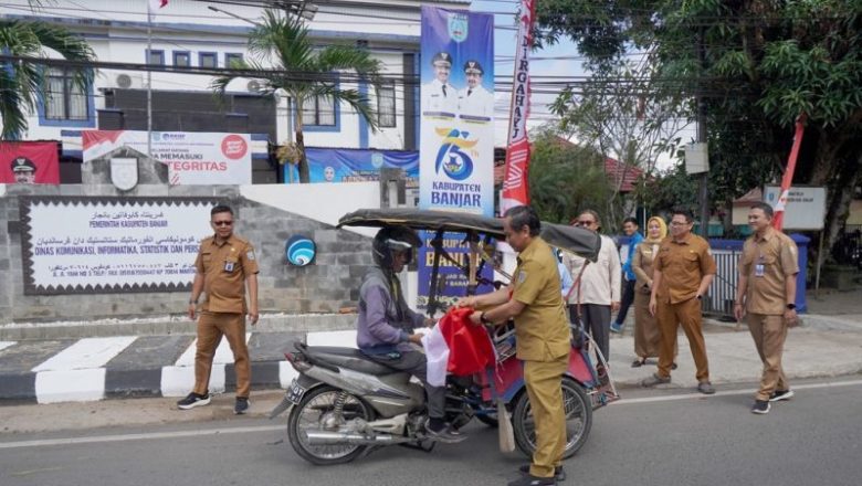 DKISP Banjar Bagikan Bendera Merah Putih Sambut HUT RI ke-80 dan Hari Jadi Kabupaten ke-75