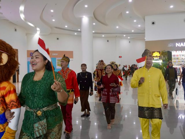 Rayakan HUT ke-80 RI, Bandara Syamsudin Noor Gelar Parade Baju Adat Nusantara