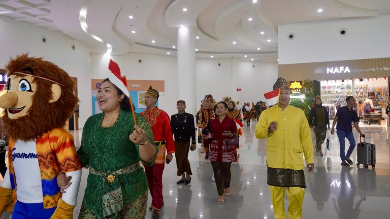 Rayakan HUT ke-80 RI, Bandara Syamsudin Noor Gelar Parade Baju Adat Nusantara