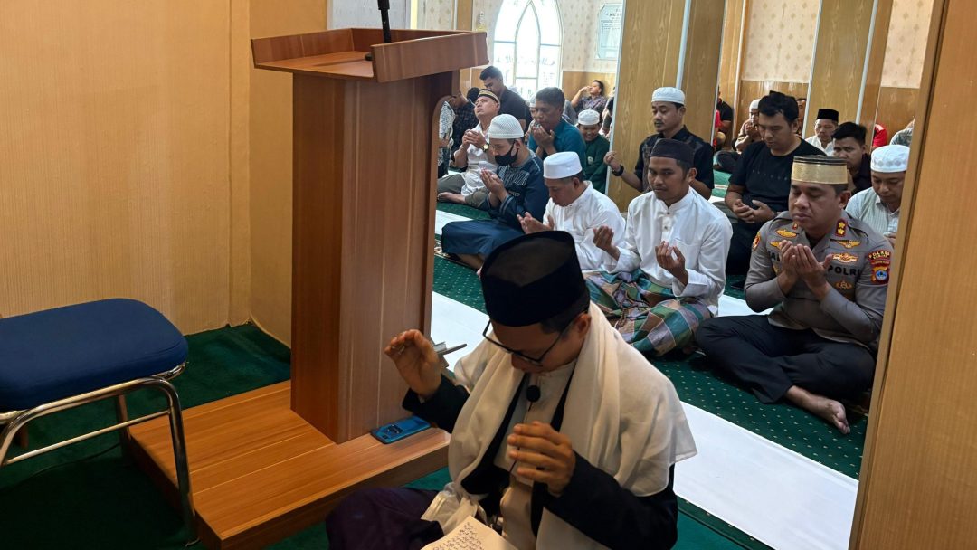 Polres Banjar dan Polsek Jajaran Gelar Sholat Ghaib dan Doa Bersama untuk Keselamatan Bangsa