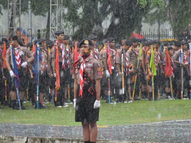 Hujan Deras Tak Goyahkan Semangat! Wali Kota Banjarmasin dan Pramuka Tegar di Upacara HUT ke-64