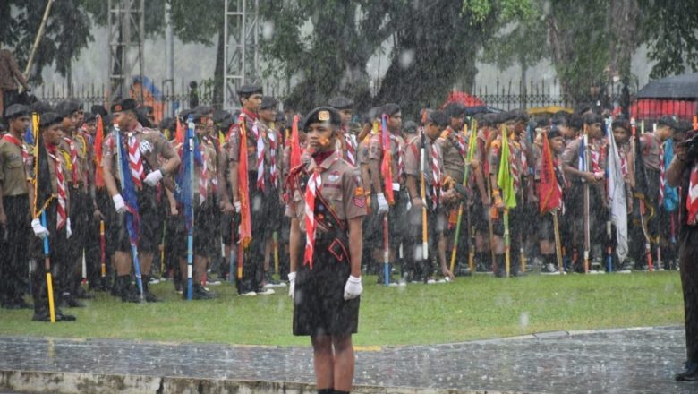 Hujan Deras Tak Goyahkan Semangat! Wali Kota Banjarmasin dan Pramuka Tegar di Upacara HUT ke-64