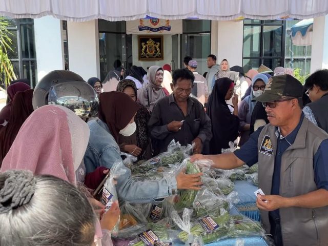 Ratusan Warga Serbu Pasar Murah Kadin Kalsel, Dapat Sembako Hemat & Sayur Gratis.