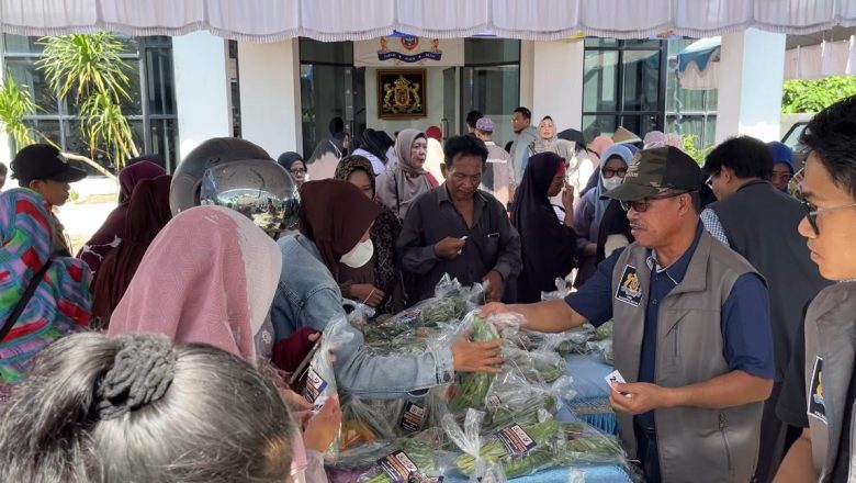 Ratusan Warga Serbu Pasar Murah Kadin Kalsel, Dapat Sembako Hemat & Sayur Gratis.