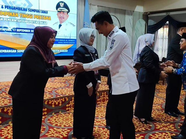 Bupati Banjar Lantik Pejabat Pimpinan Tinggi Pratama, Tekankan Loyalitas, Integritas, dan Inovasi