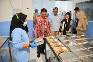 WAKIL BUPATI HSS RESMIKAN UJI COBA OPERASIONAL SATUAN PELAYANAN PEMENUHAN GIZI (SPPG) KANDANGAN UTARA 1 WhatsApp Image 2025-10-17 at 14.50.51 (2)