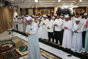 PEMKAB HSS GELAR SHOLAT HAJAT DAN DOA BERSAMA, ERATKAN SILATURRAHMI ULAMA & UMARA WhatsApp Image 2025-10-17 at 14.51.08 (1)