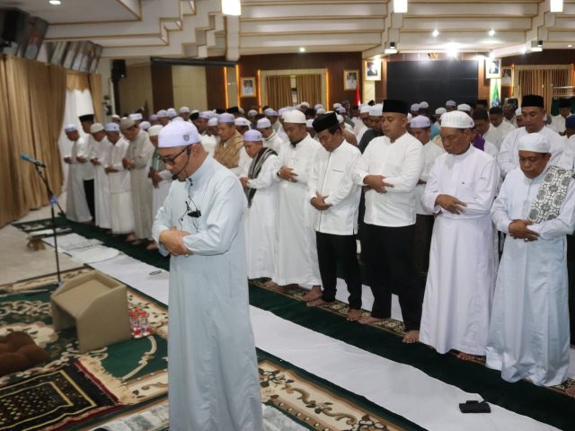 PEMKAB HSS GELAR SHOLAT HAJAT DAN DOA BERSAMA, ERATKAN SILATURRAHMI ULAMA & UMARA