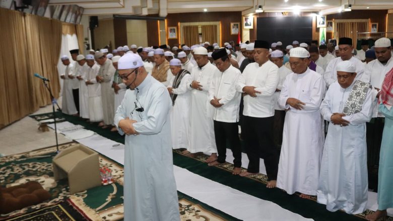 PEMKAB HSS GELAR SHOLAT HAJAT DAN DOA BERSAMA, ERATKAN SILATURRAHMI ULAMA & UMARA