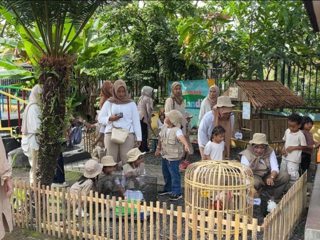 Serunya Anak PAUD Alam Belajar dan Bermain di Mini Zoo Sekolah