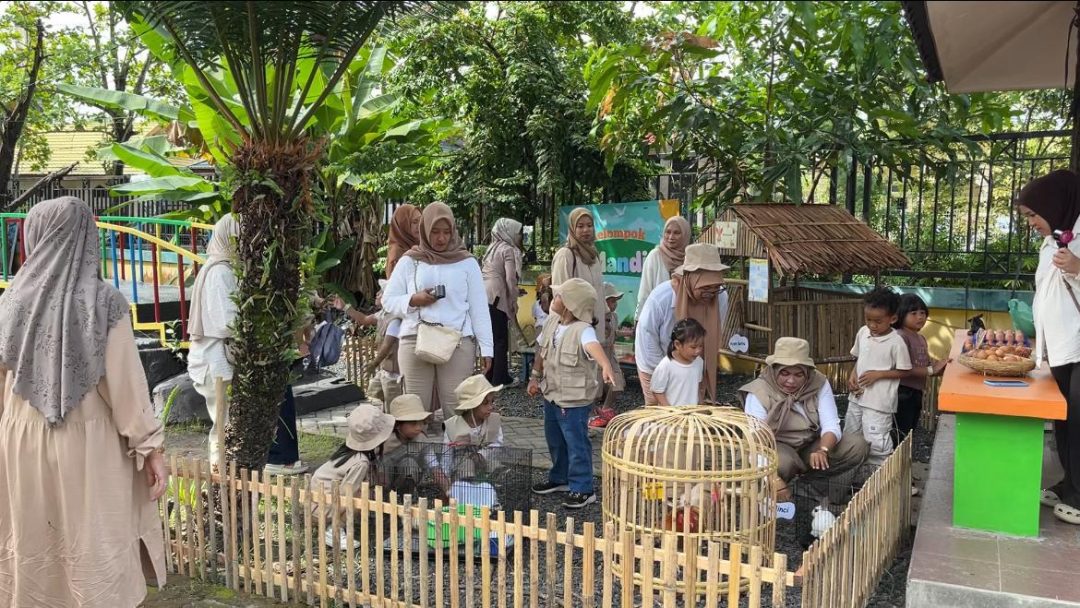 Serunya Anak PAUD Alam Belajar dan Bermain di Mini Zoo Sekolah