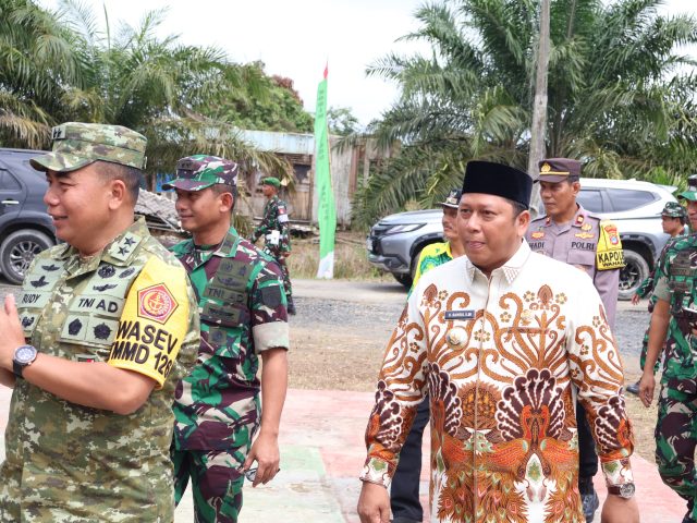 Bupati Bersama Wabup Batola: Dampingi Kunjungan Kerja STERAD TMMD KE-126 Di Kecamatan Wanaraya