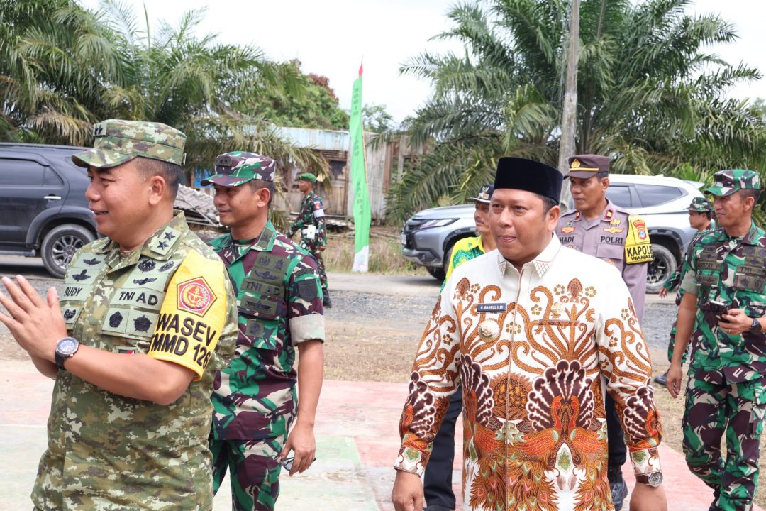Bupati Bersama Wabup Batola: Dampingi Kunjungan Kerja STERAD TMMD KE-126 Di Kecamatan Wanaraya