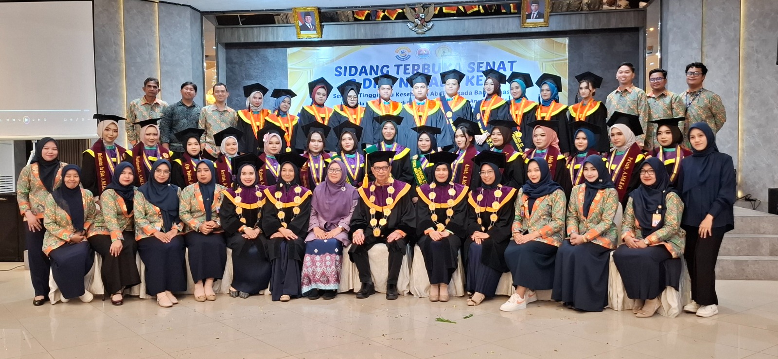 STIKES Abdi Persada Banjarmasin Wisuda 26 Mahasiswa, Cetak Lulusan Kebidanan dan Sarjana Administrasi Rumah Sakit Pertama