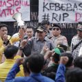 Berbaur Duduk di Jalan, Ketua DPRD Kalsel, H Supian HK dan Anggotanya Temui Aksi Massa BEM se-Kalsel