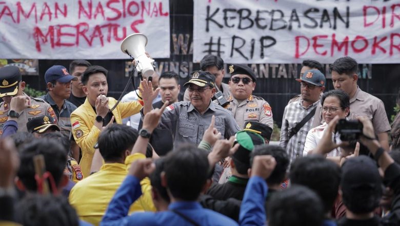 Berbaur Duduk di Jalan, Ketua DPRD Kalsel, H Supian HK dan Anggotanya Temui Aksi Massa BEM se-Kalsel