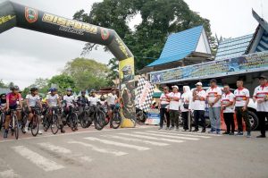 Bupati HSS Lepas Ratusan Peserta Semangat Sepeda Santai tahun 2025 WhatsApp Image 2025-11-17 at 12.18.29