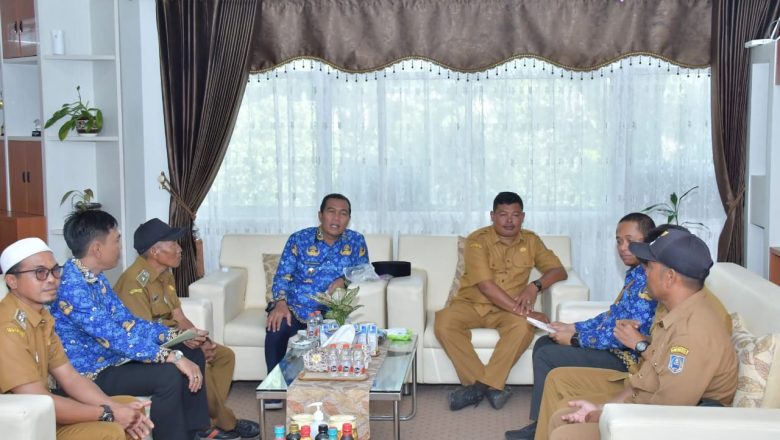 BUPATI HSS AUDIENSI DENGAN APDESI WILAYAH DAHA