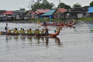 Semangat Di Hari Jadi KAB.HSS ke 75 ,Puluhan Peserta ikuti Lomba Perahu Naga. WhatsApp Image 2025-11-30 at 18.59.04