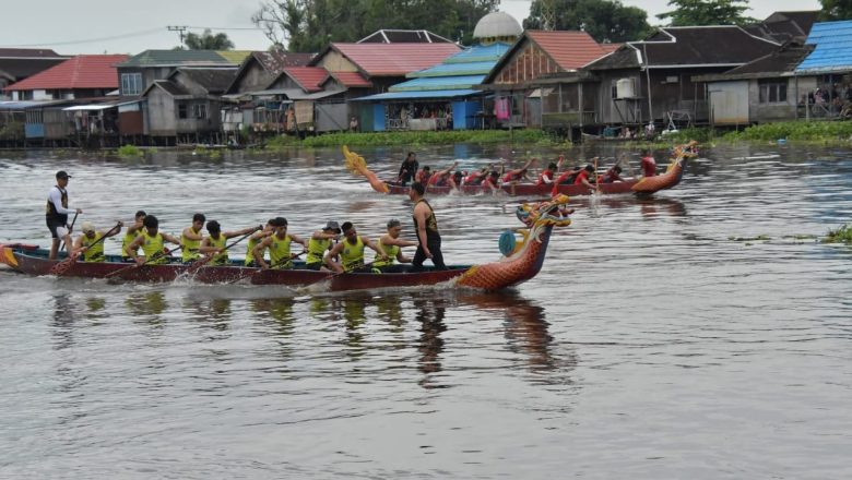 Semangat Di Hari Jadi KAB.HSS ke 75 ,Puluhan Peserta ikuti Lomba Perahu Naga.