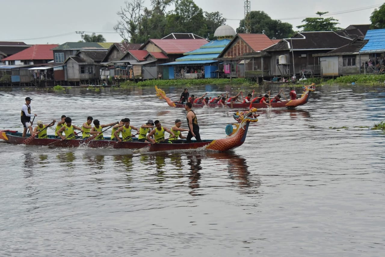 Semangat Di Hari Jadi KAB.HSS ke 75 ,Puluhan Peserta ikuti Lomba Perahu Naga.
