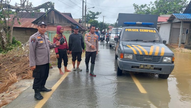 Tanggap Bencana Banjir, Polsek Cempaka Bergerak Cepat Bersama Unsur Terkait