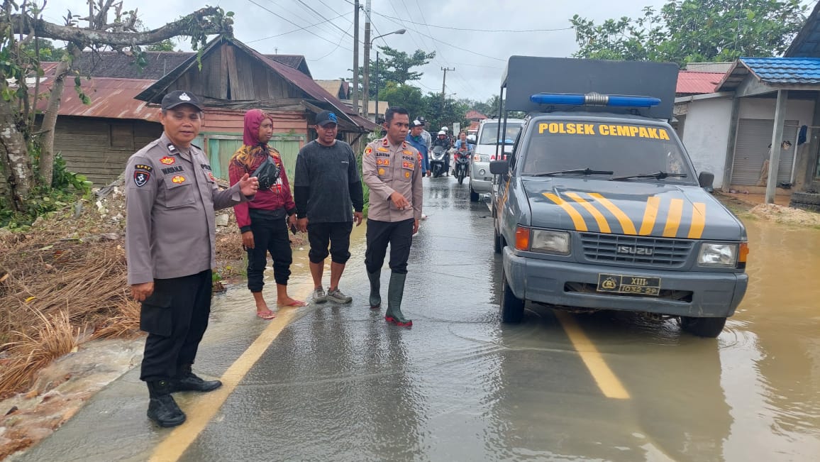 Tanggap Bencana Banjir, Polsek Cempaka Bergerak Cepat Bersama Unsur Terkait