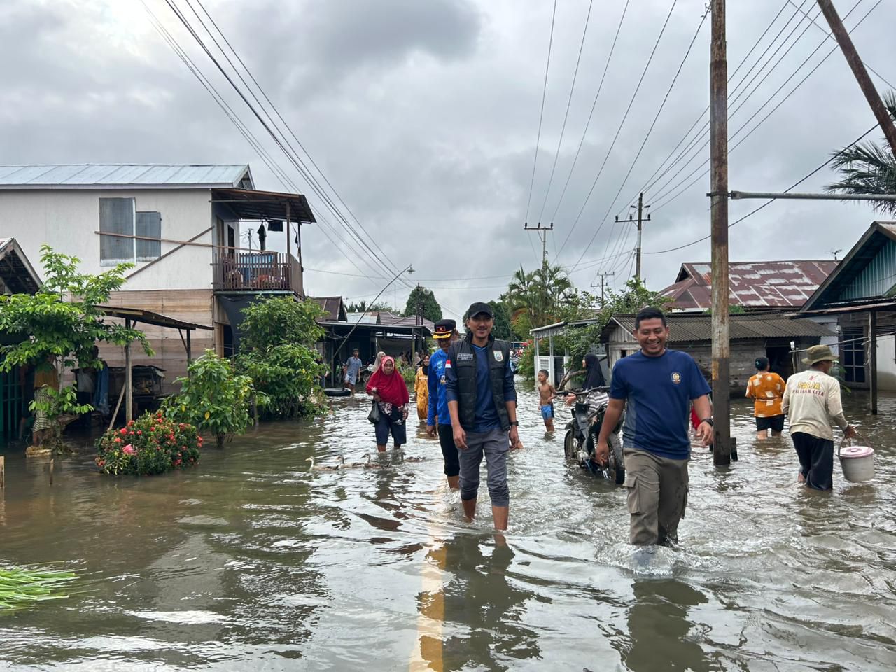 Bupati Banjar Serahkan Bantuan untuk Warga Terdampak Banjir di Pesayangan