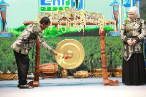 Pukulan gong oleh Bupati HSS menaandai HSS UMKM Expo 2025 Resmi Dibuka WhatsApp Image 2025-12-03 at 11.16.48 (1)