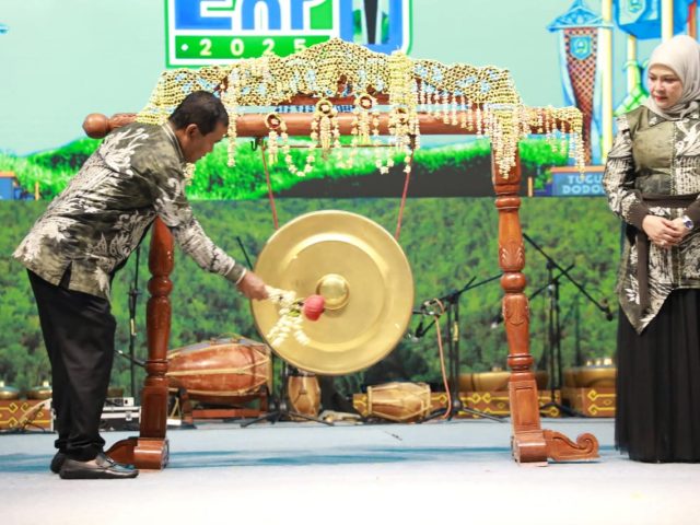 Pukulan gong oleh Bupati HSS menaandai HSS UMKM Expo 2025 Resmi Dibuka