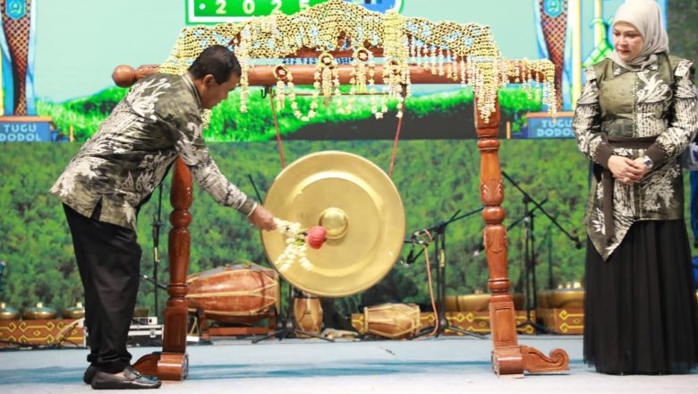 Pukulan gong oleh Bupati HSS menaandai HSS UMKM Expo 2025 Resmi Dibuka