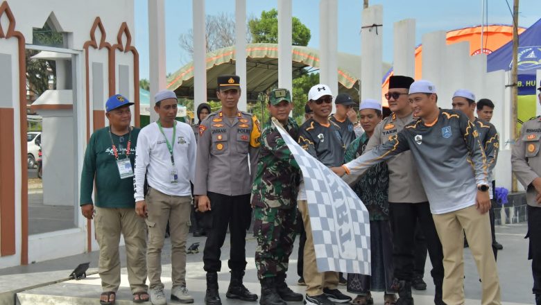 SEKDA HSS LEPAS TIM RELAWAN KEBERSIHAN PONPES MINHAJUL ABIDIN KE SEKUMPUL