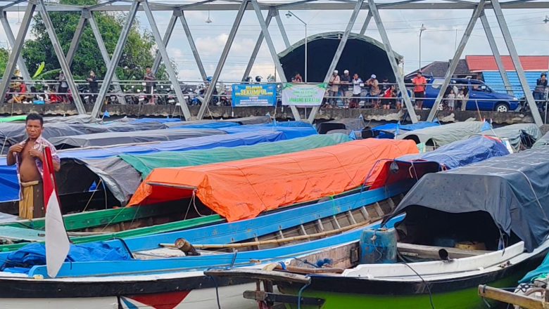 Air Sungai Tinggi, Ratusan Kapal Tertahan Di Jembatan Ambulung Kabupaten Banjar