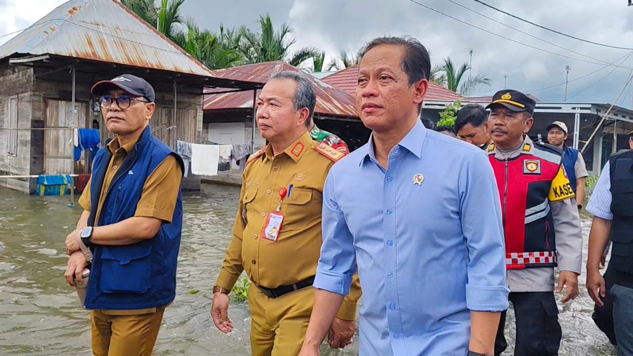 Menteri Lingkungan Hidup Tinjau Banjir di Desa Bincau, Tegaskan Audit Lingkungan dan Penertiban Tambang di Kalimantan Selatan