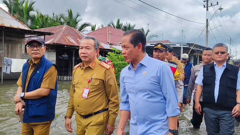 Sekda Kalsel Dampingi Menteri LH Tinjau Banjir Desa Bincau, Pemerintah Siapkan Mapping dan Audit Lingkungan