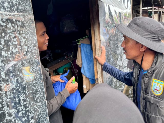 Bupati Banjar Turun Langsung Salurkan 500 Paket Sembako untuk Warga Terdampak Banjir di Keraton Martapura