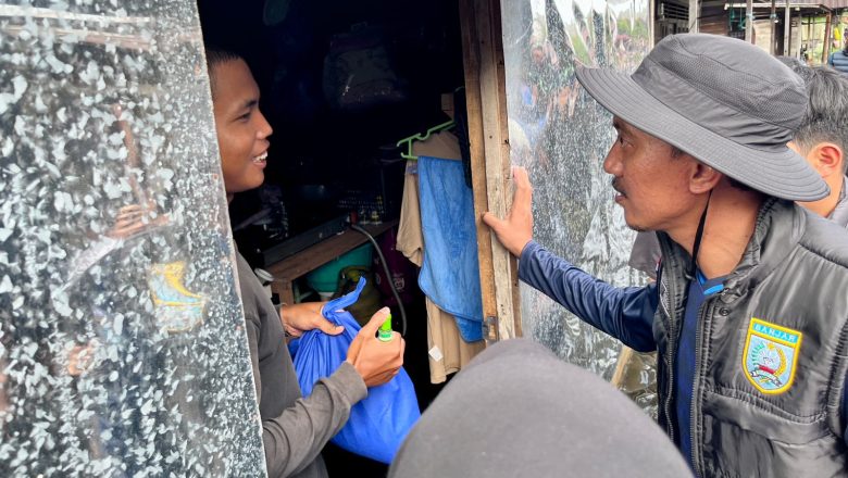 Bupati Banjar Turun Langsung Salurkan 500 Paket Sembako untuk Warga Terdampak Banjir di Keraton Martapura