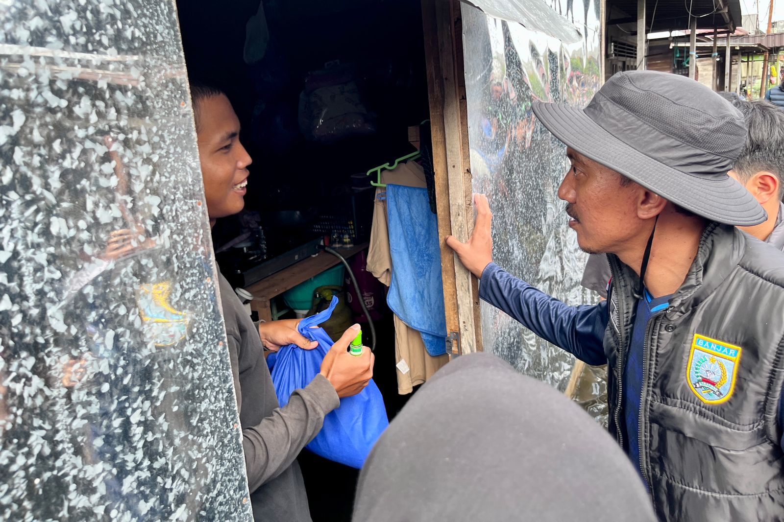 Bupati Banjar Turun Langsung Salurkan 500 Paket Sembako untuk Warga Terdampak Banjir di Keraton Martapura