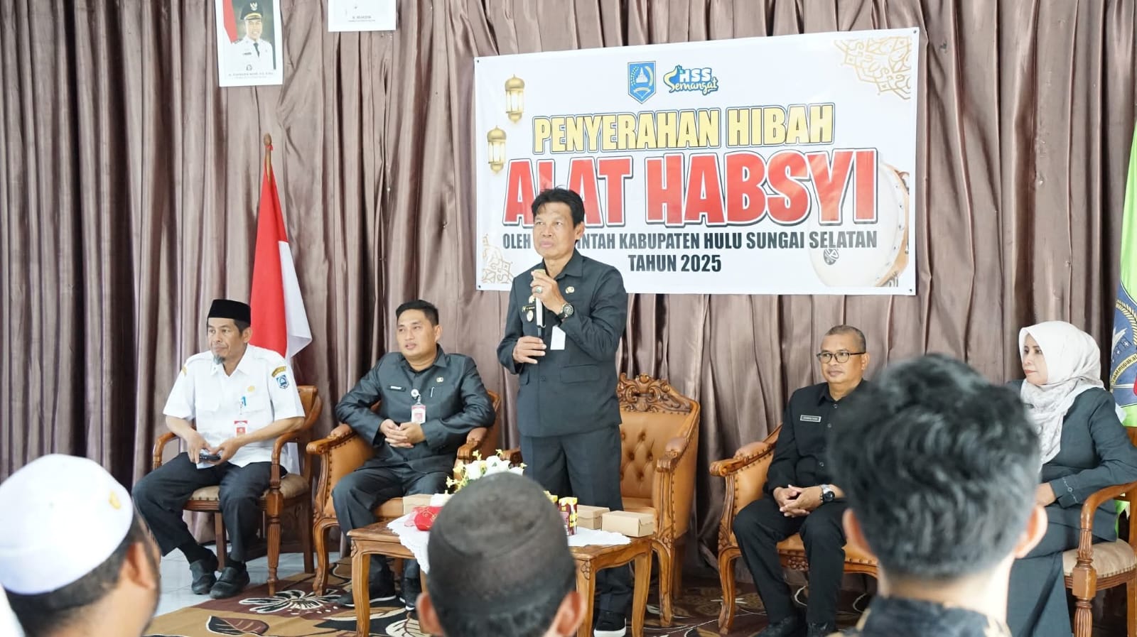 H.Suriani Serahkan Hibah Alat Habsy kepada Masyarakat Wilayah Daha