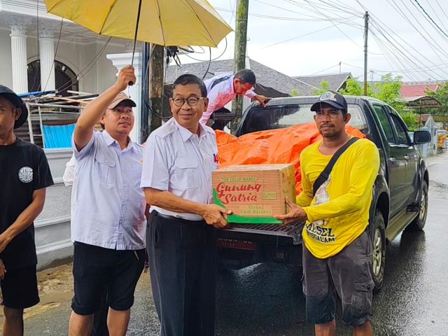 Kepala Dinas ESDM Provinsi Kalsel Salurkan Bantuan Sembako bagi Warga Terdampak Banjir di Sungai Batang Kabupaten Banjar