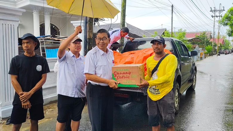 Kepala Dinas ESDM Provinsi Kalsel Salurkan Bantuan Sembako bagi Warga Terdampak Banjir di Sungai Batang Kabupaten Banjar