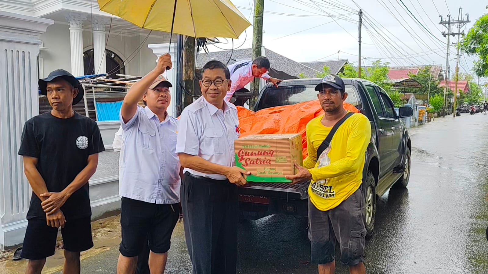 Kepala Dinas ESDM Provinsi Kalsel Salurkan Bantuan Sembako bagi Warga Terdampak Banjir di Sungai Batang Kabupaten Banjar